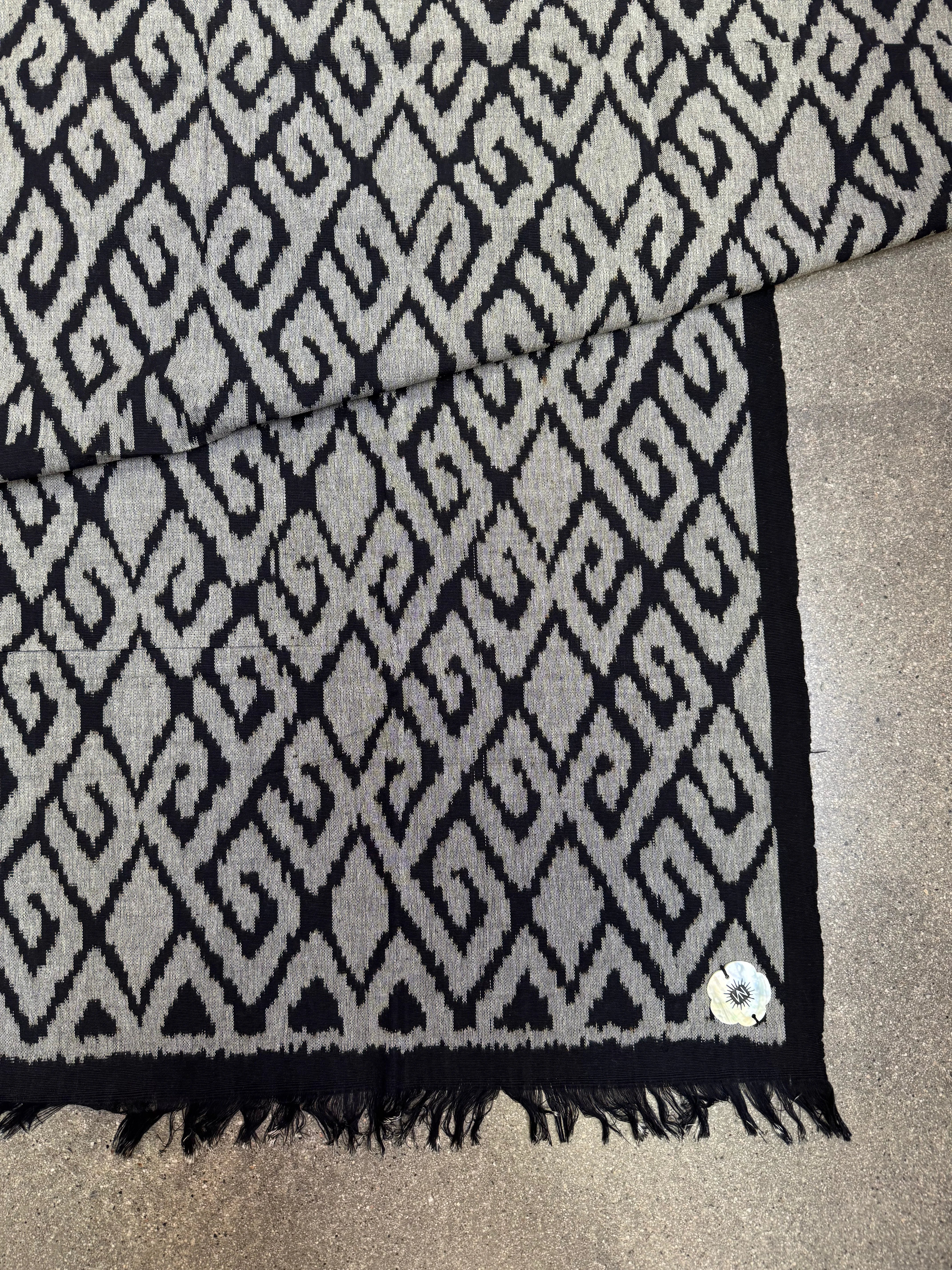 BLACK/GREY
