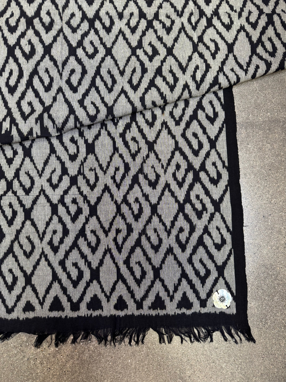 BLACK/GREY