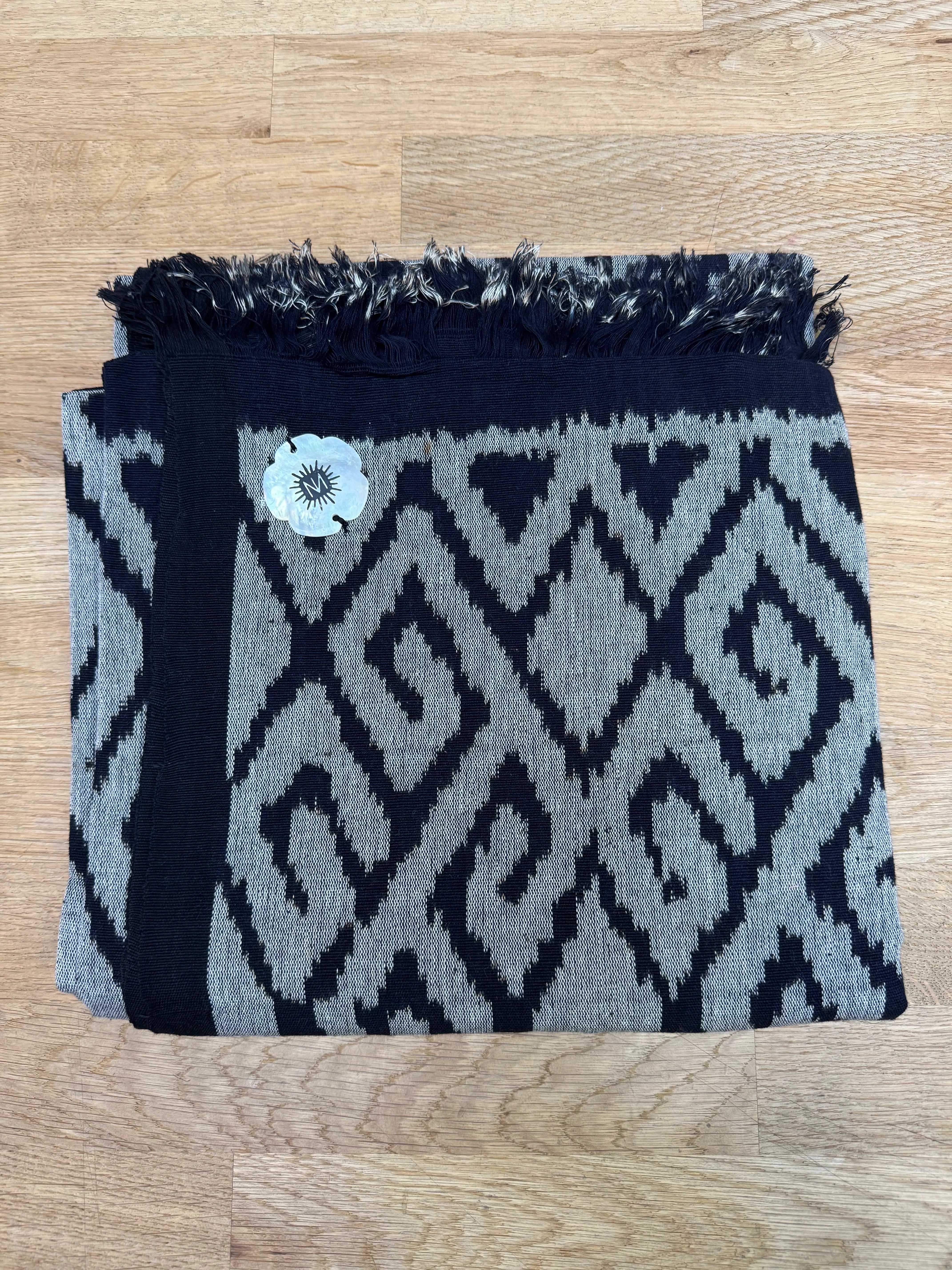 BLACK/GREY