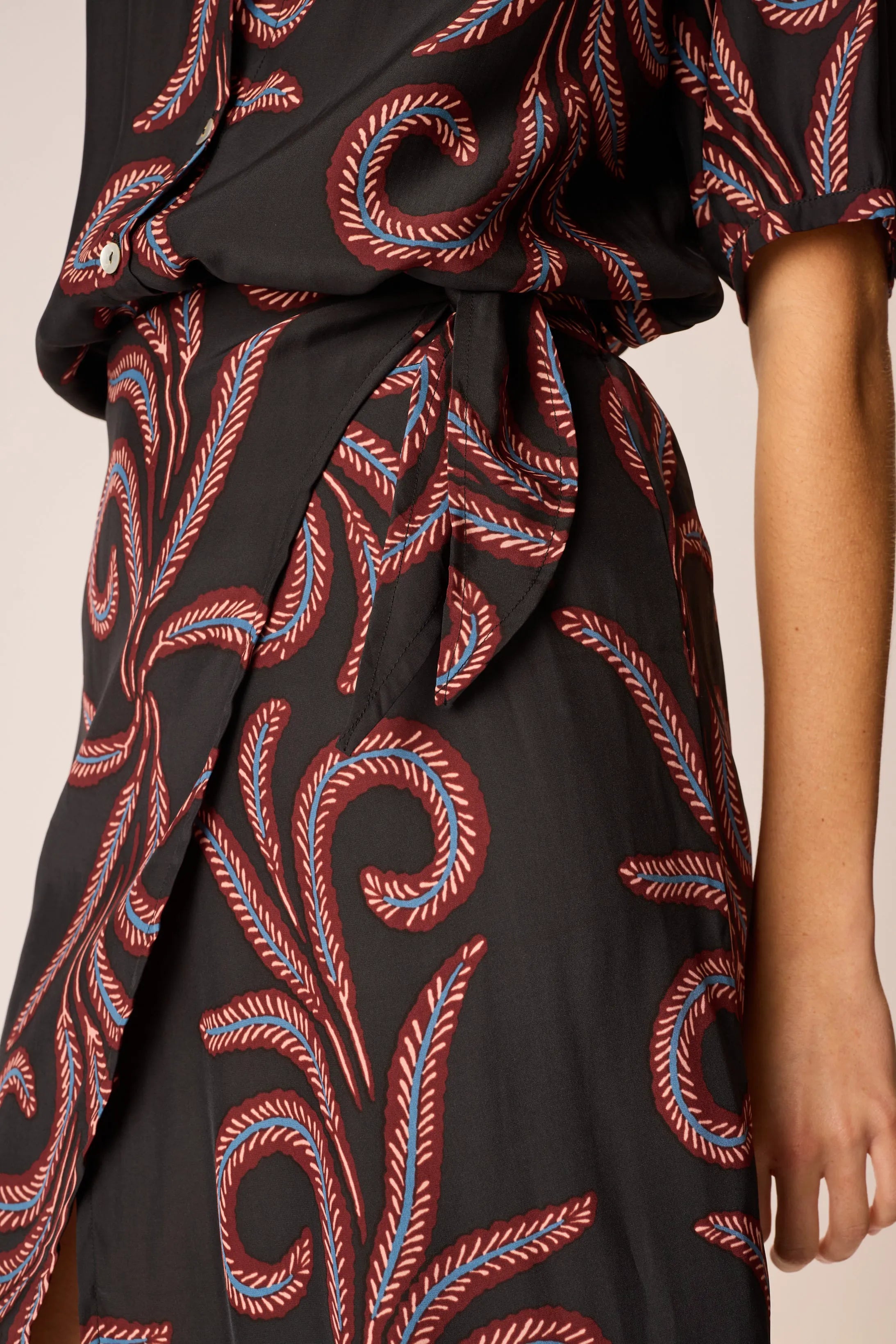 FEATHER BLACK