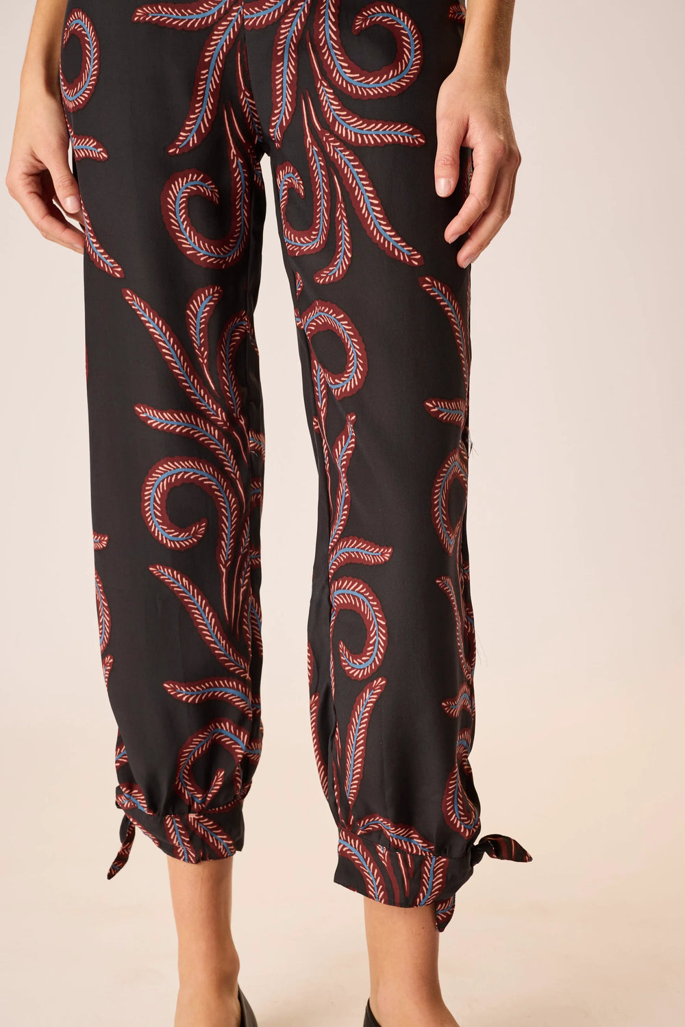 FEATHER BLACK
