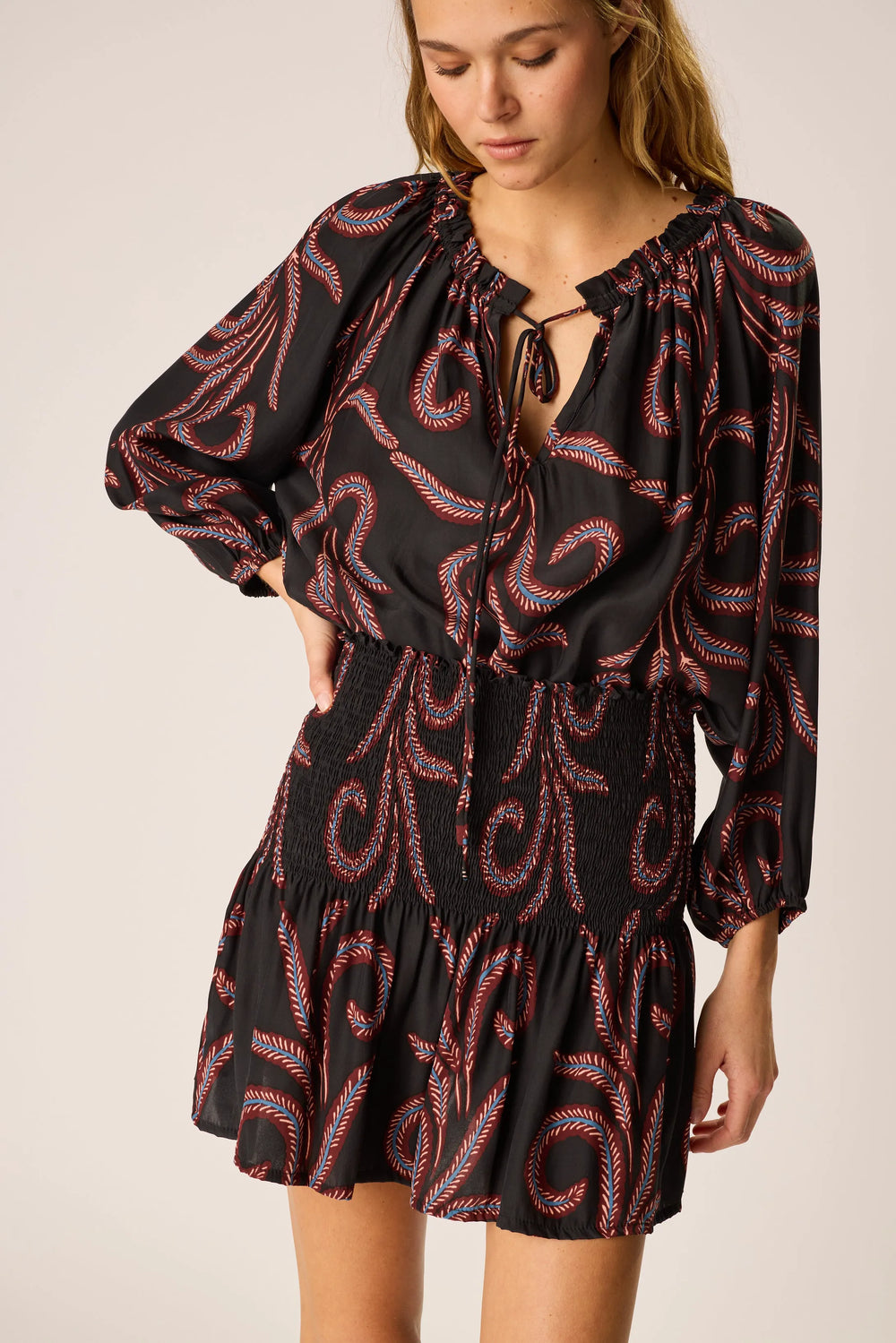 FEATHER BLACK