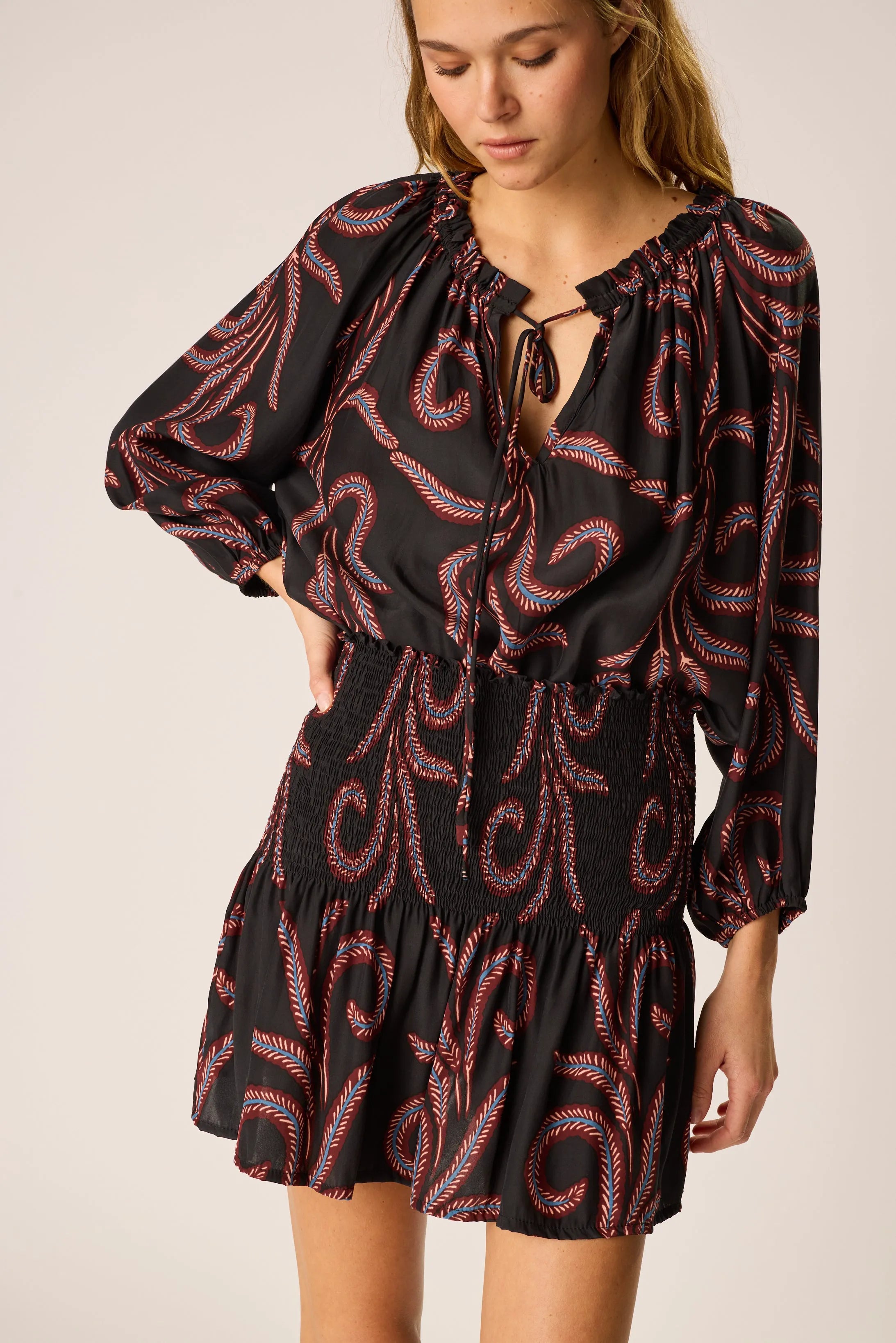 FEATHER BLACK