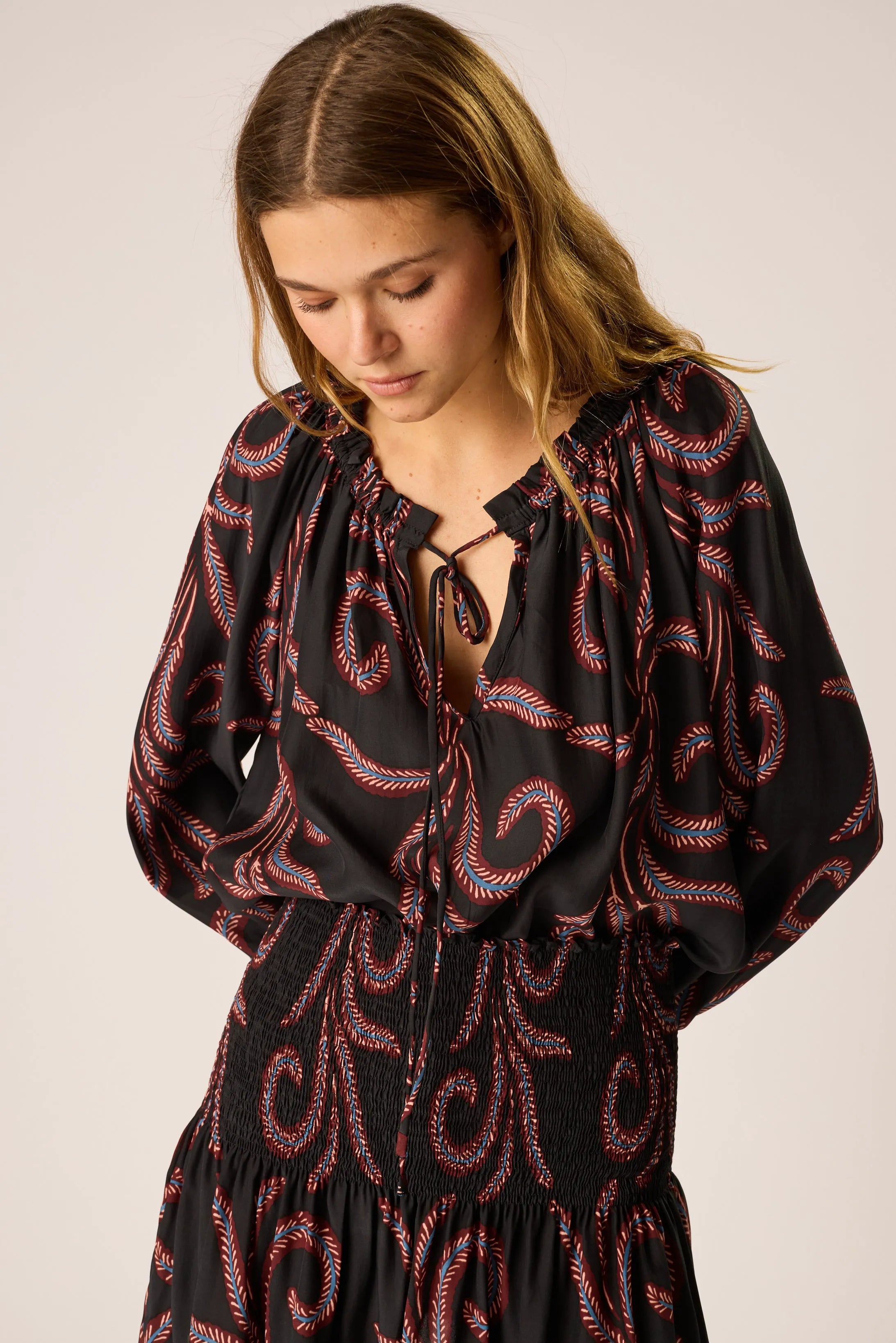 FEATHER BLACK