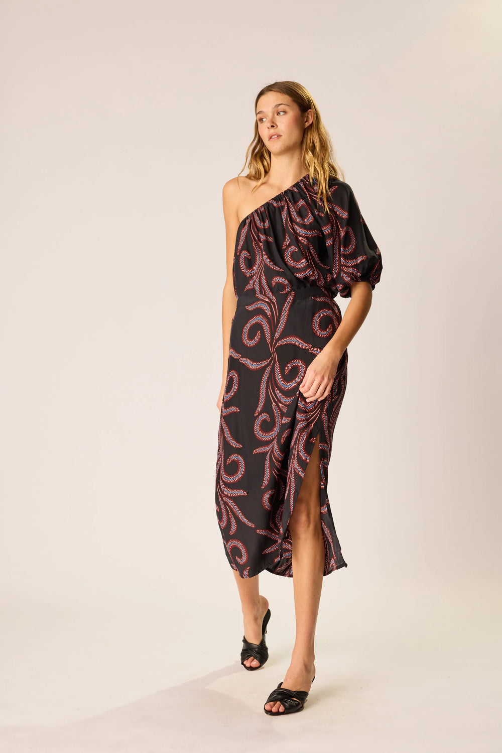 FEATHER BLACK