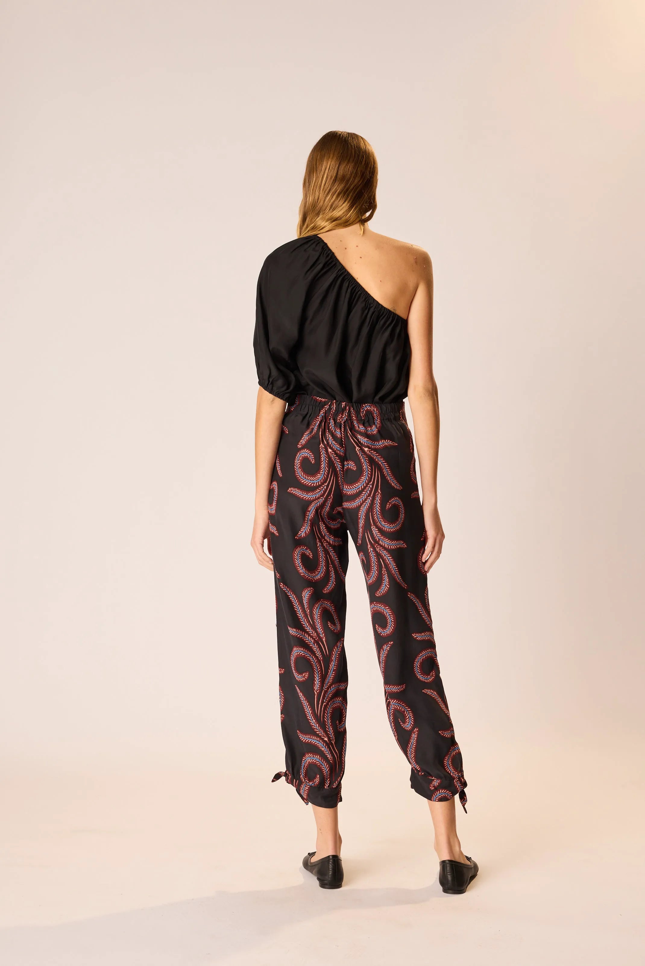 FEATHER BLACK