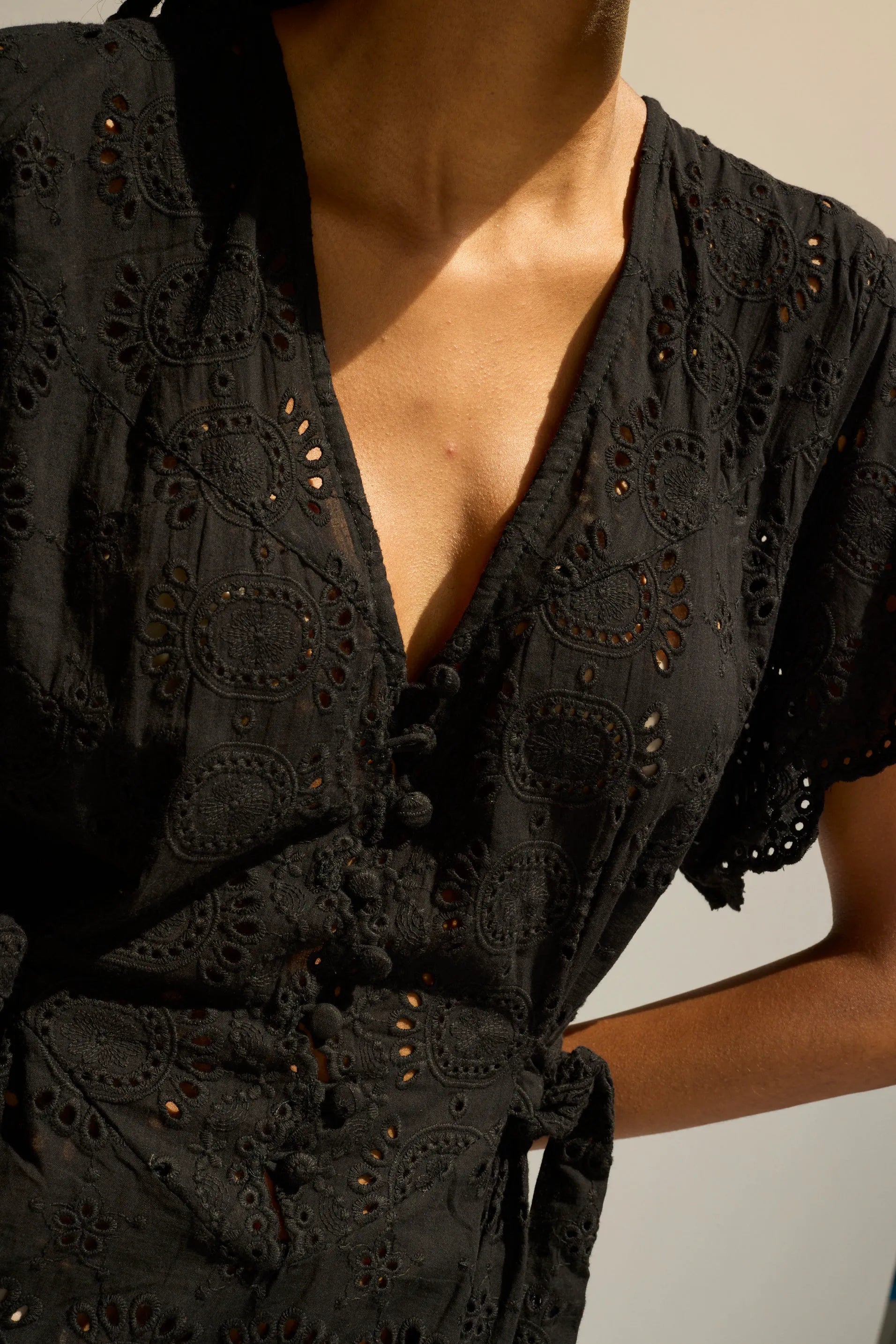 MEDALLION EMBROIDERY BLACK