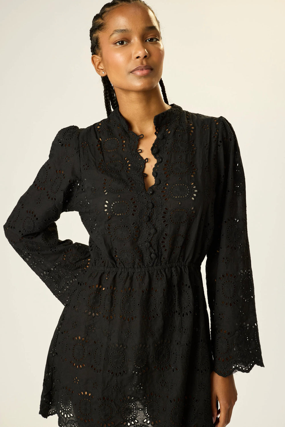 MEDALLION EMBROIDERY BLACK